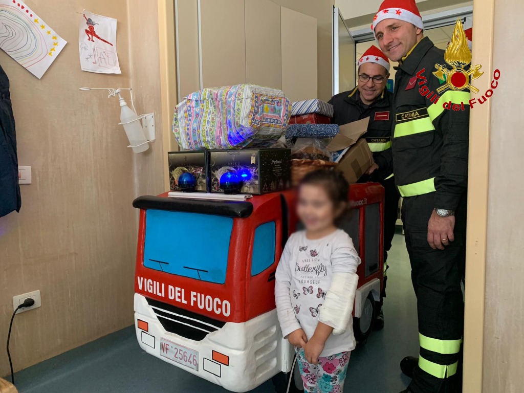 I VIGILI DEL FUOCO VISITANO I BIMBI MALATI VESTITI DA BABBO NATALE