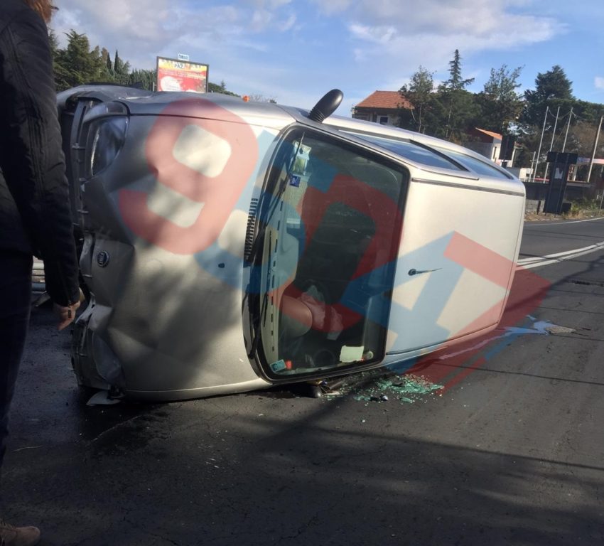 AUTO SI RIBALTA SULLA PEDARA NICOLOSI