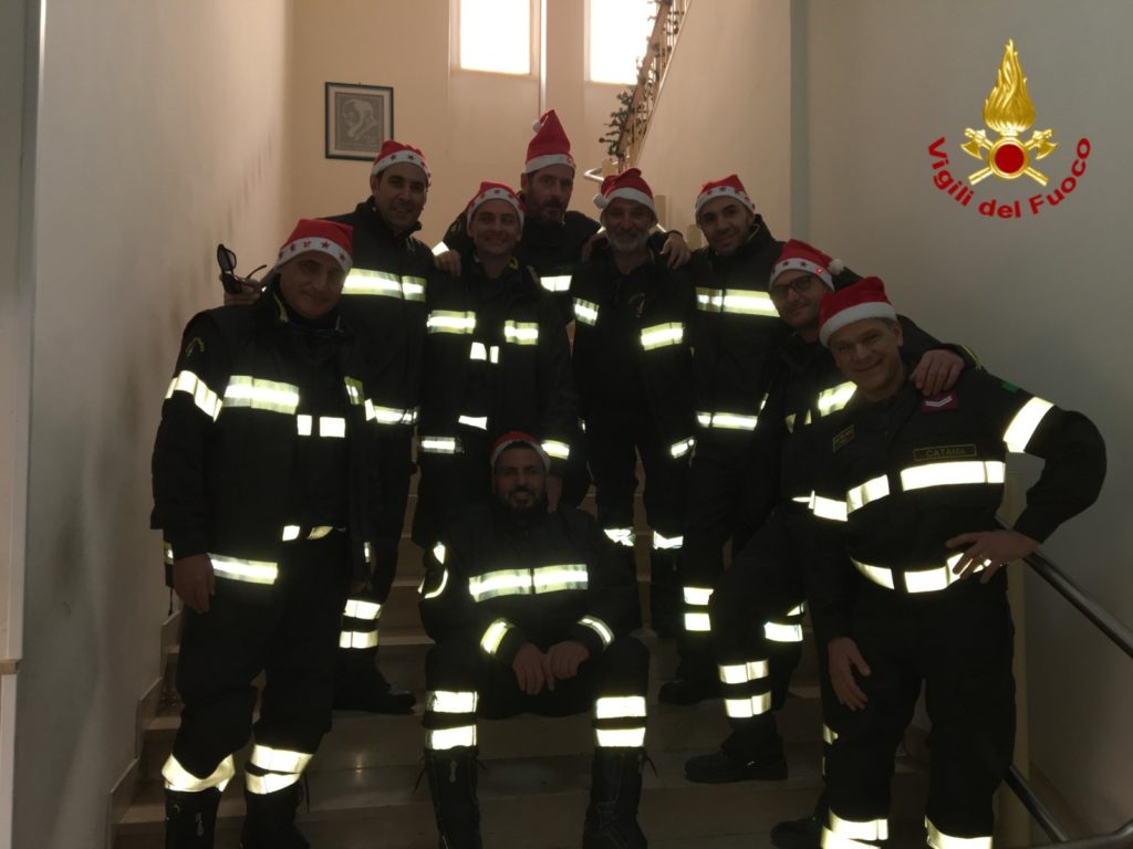 I VIGILI DEL FUOCO VISITANO I BIMBI MALATI VESTITI DA BABBO NATALE