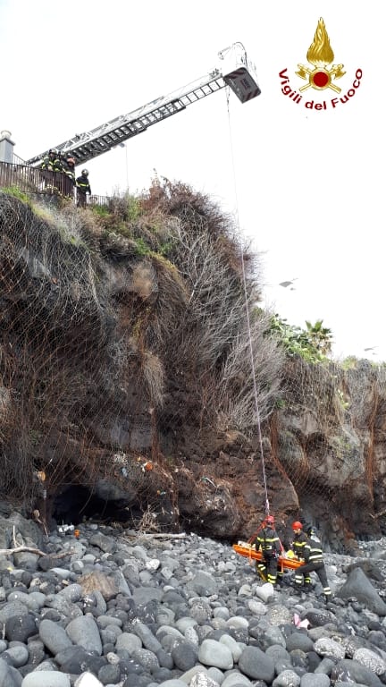 ACI CASTELLO: VIGILI DEL FUOCO RECUPERANO UN CADAVERE SULLA SCOGLIERA