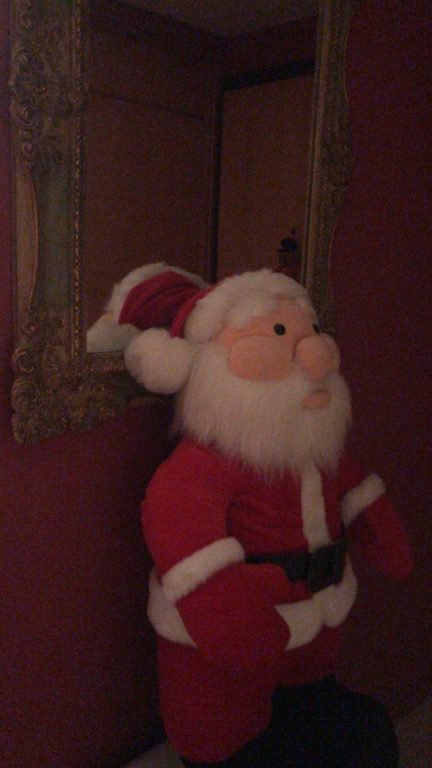 PATERNO’ , FURTO IN UNA VILLA, RUBATO ANCHE BABBO NATALE: “RESTITUITELO”