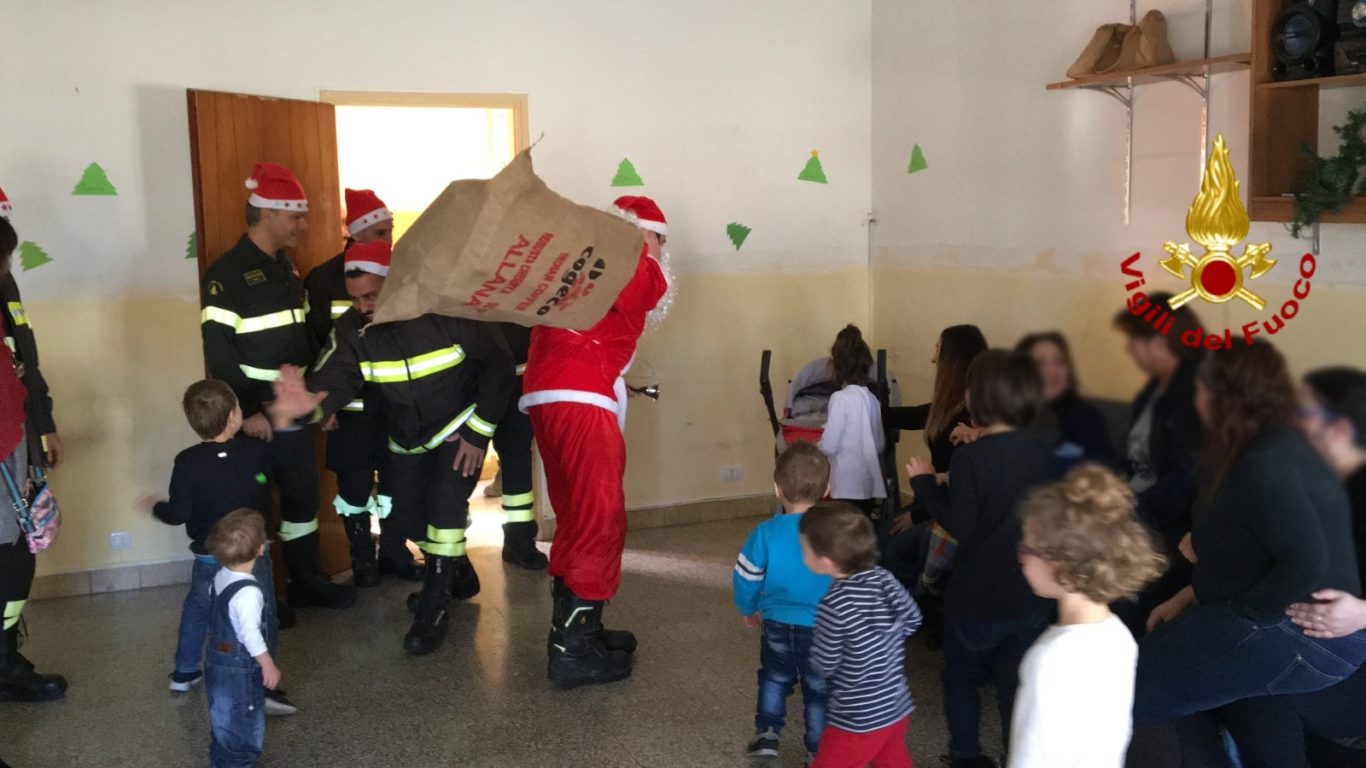 I VIGILI DEL FUOCO VISITANO I BIMBI MALATI VESTITI DA BABBO NATALE