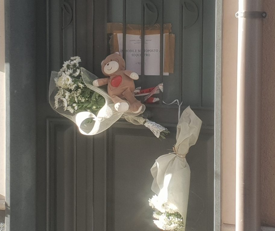 PATERNÒ: UN MAZZO DI FIORI BIANCHI ED UN PELUCHE DAVANTI ALLA CASA DELLA TRAGEDIA