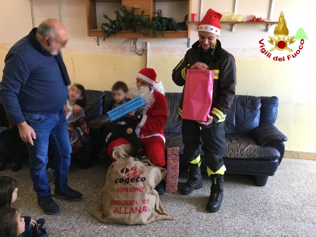 I VIGILI DEL FUOCO VISITANO I BIMBI MALATI VESTITI DA BABBO NATALE