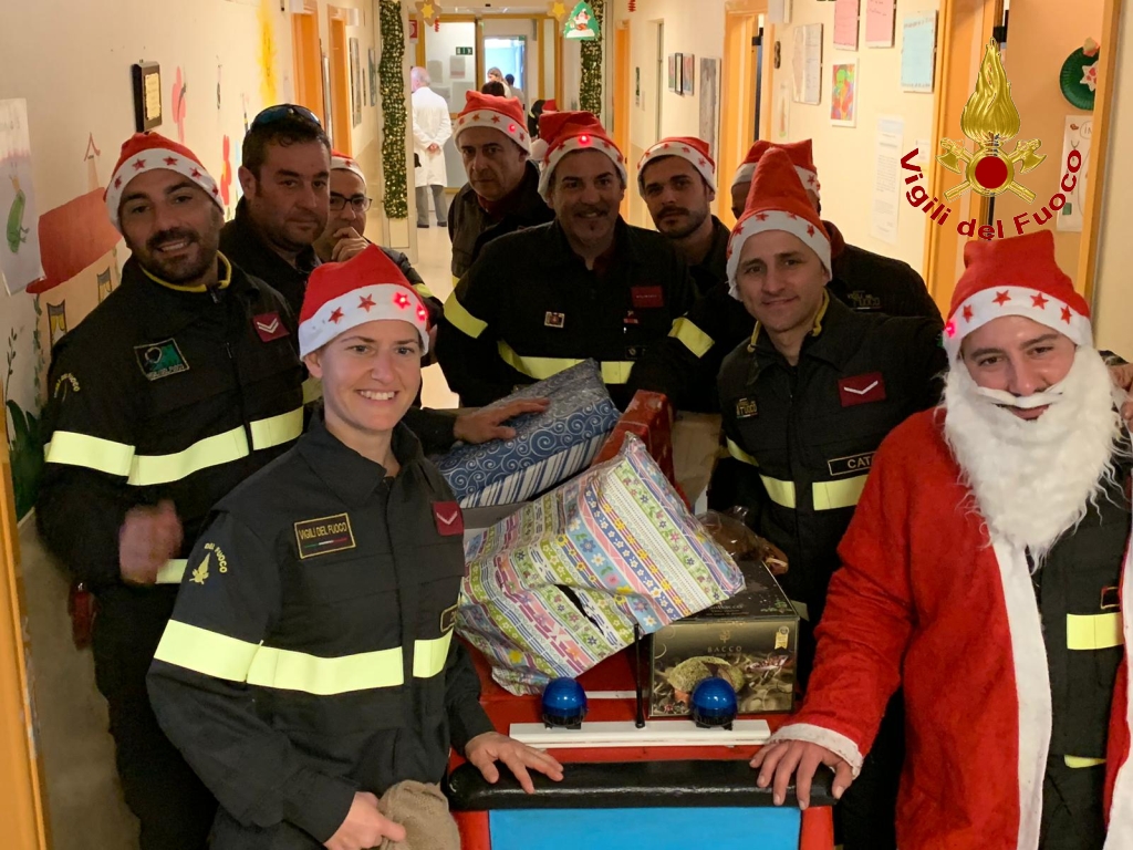 I VIGILI DEL FUOCO VISITANO I BIMBI MALATI VESTITI DA BABBO NATALE