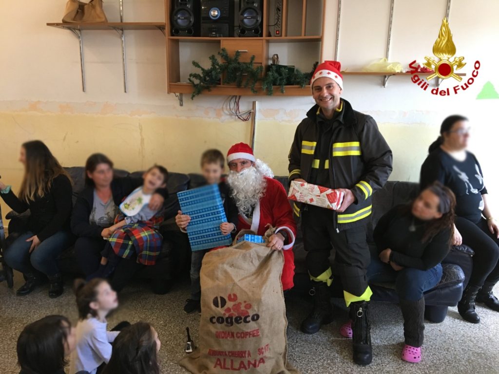 I VIGILI DEL FUOCO VISITANO I BIMBI MALATI VESTITI DA BABBO NATALE
