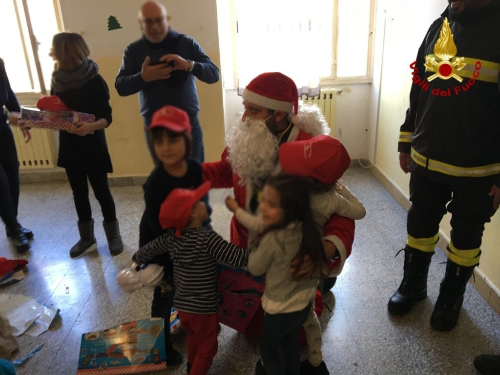 I VIGILI DEL FUOCO VISITANO I BIMBI MALATI VESTITI DA BABBO NATALE
