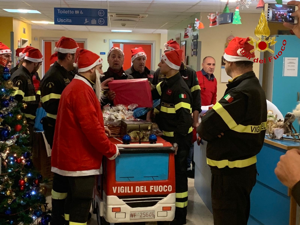 I VIGILI DEL FUOCO VISITANO I BIMBI MALATI VESTITI DA BABBO NATALE