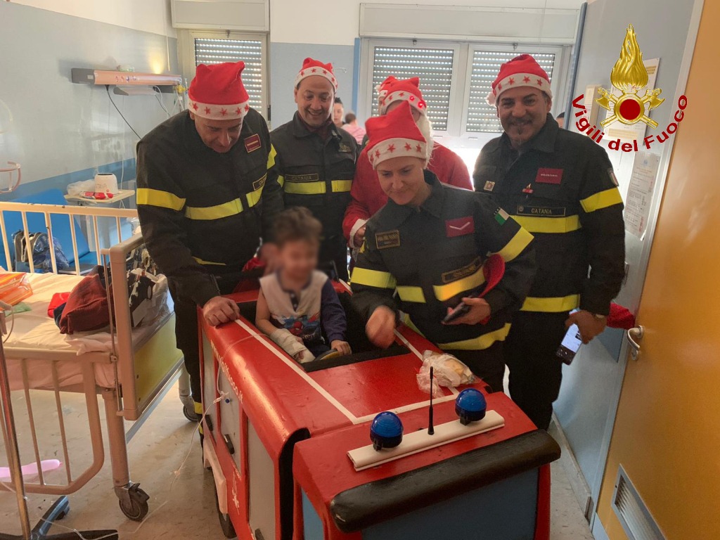 I VIGILI DEL FUOCO VISITANO I BIMBI MALATI VESTITI DA BABBO NATALE