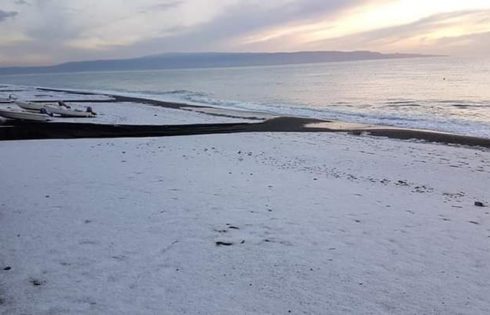 GRANDINATA A ROCCALUMERA: SI SPALA IL GHIACCIO PER LIBERARE LE STRADE
