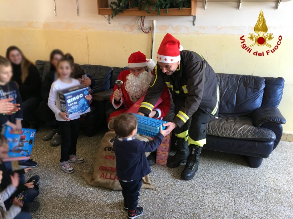 I VIGILI DEL FUOCO VISITANO I BIMBI MALATI VESTITI DA BABBO NATALE