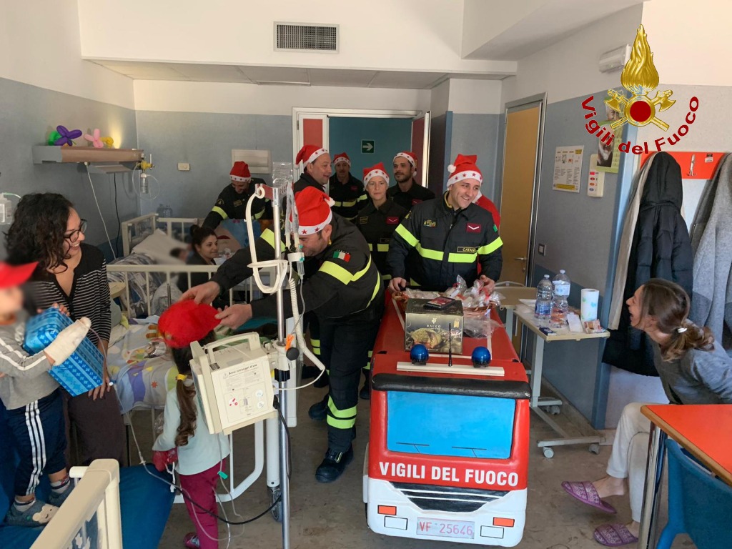 I VIGILI DEL FUOCO VISITANO I BIMBI MALATI VESTITI DA BABBO NATALE