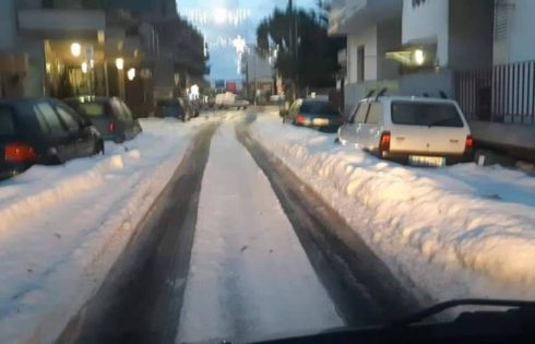 GRANDINATA A ROCCALUMERA: SI SPALA IL GHIACCIO PER LIBERARE LE STRADE