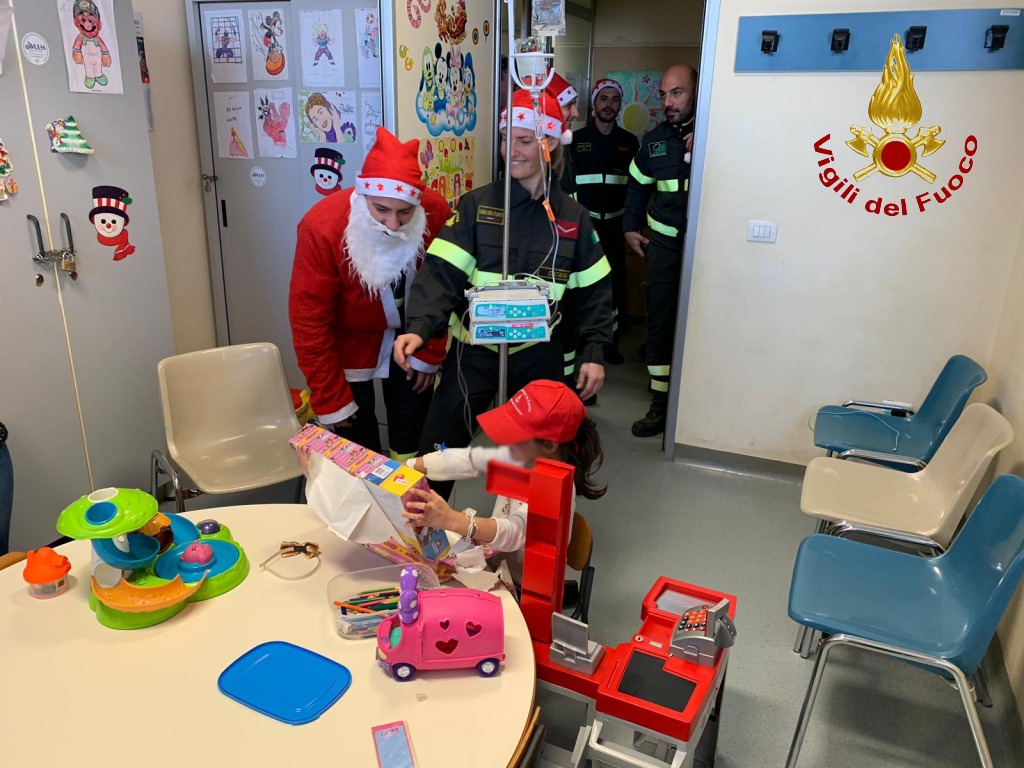I VIGILI DEL FUOCO VISITANO I BIMBI MALATI VESTITI DA BABBO NATALE