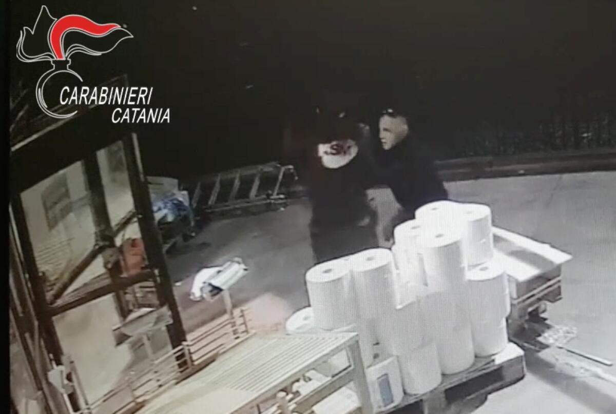 TREMESTIERI ETNEO, RAPINA ALL’IPERCOOP: ARRESTATA UNA GUARDIA GIURATA - 