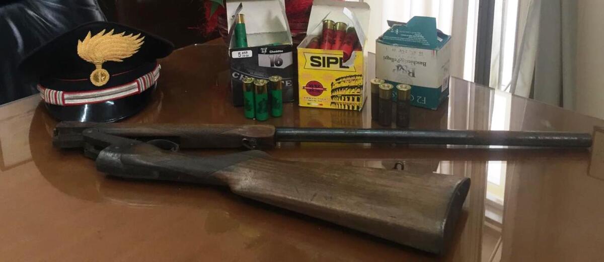 PEDARA: OLTRE A RUBARE ENERGIA ELETTRICA, DETENEVA ILLEGALMENTE IN  CASA FUCILE E CARTUCCE, MANETTE PER UN COMMERCIANTE. - 