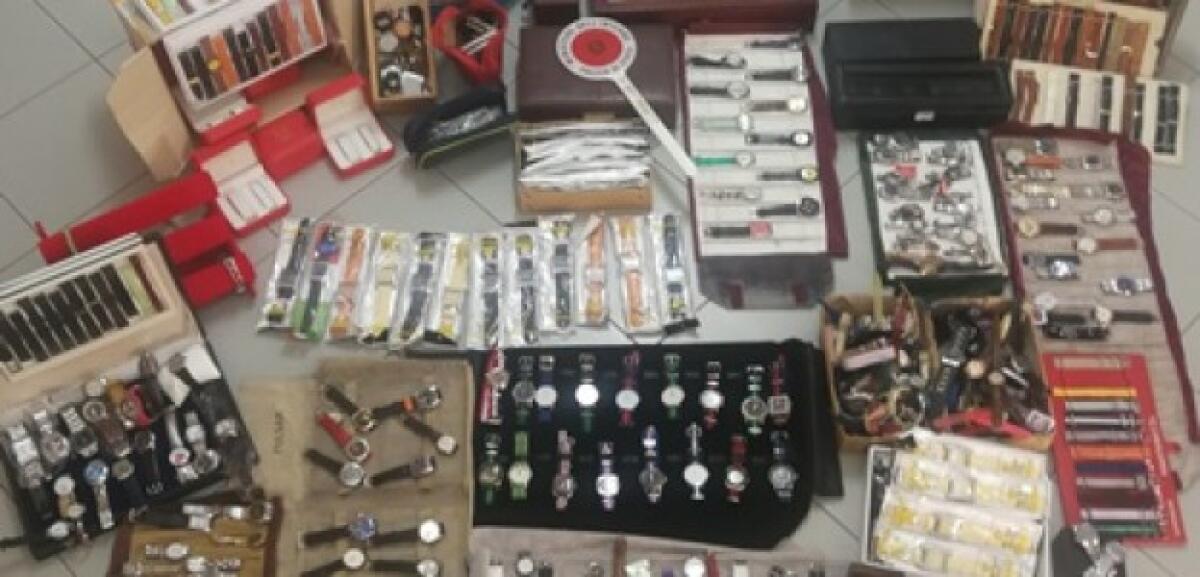 CATANIA: OROLOGI IN VENDITA DURANTE IL MERCATINO DELLE PULCI, DENUNCIATI PER RICETTAZIONE - 