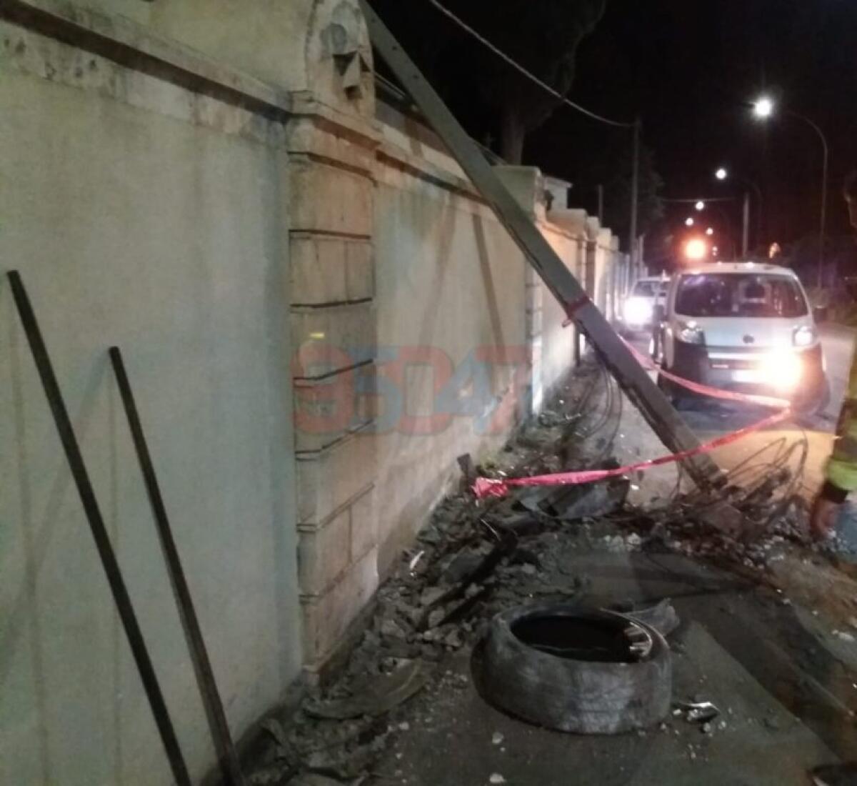 MOTTA SANT'ANASTASIA: AUTO CONTRO PALO DELLA LUCE - 