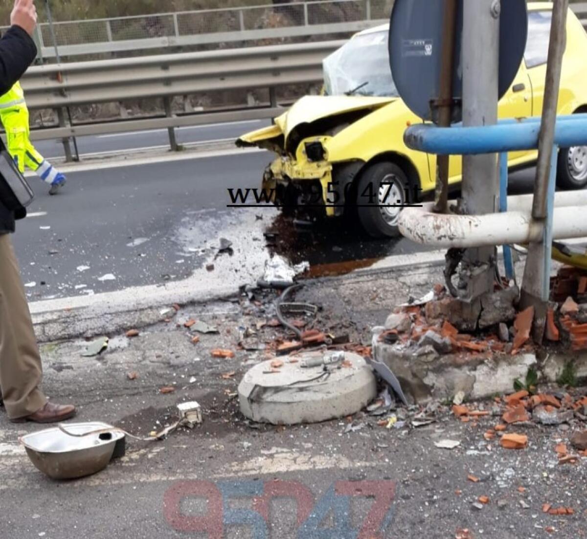 SS121 AUTO CONTRO IL GUARD RAIL, UN FERITO - 