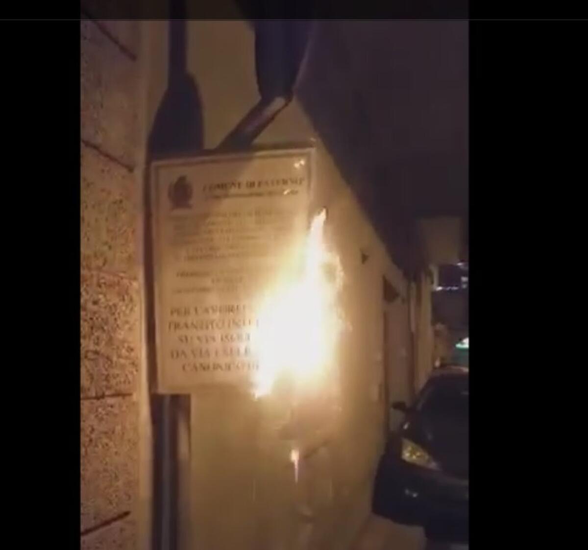 PATERNO': Brutto episodio di vandalismo in Via Piave, vandali danno fuoco a un cartellone - 