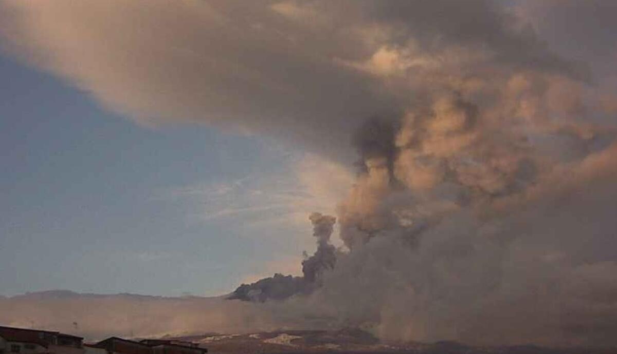 CONTINUA L'EMISSIONE DI CENERE, SPAZIO AEREO CHIUSO FINO A DOMANI - 