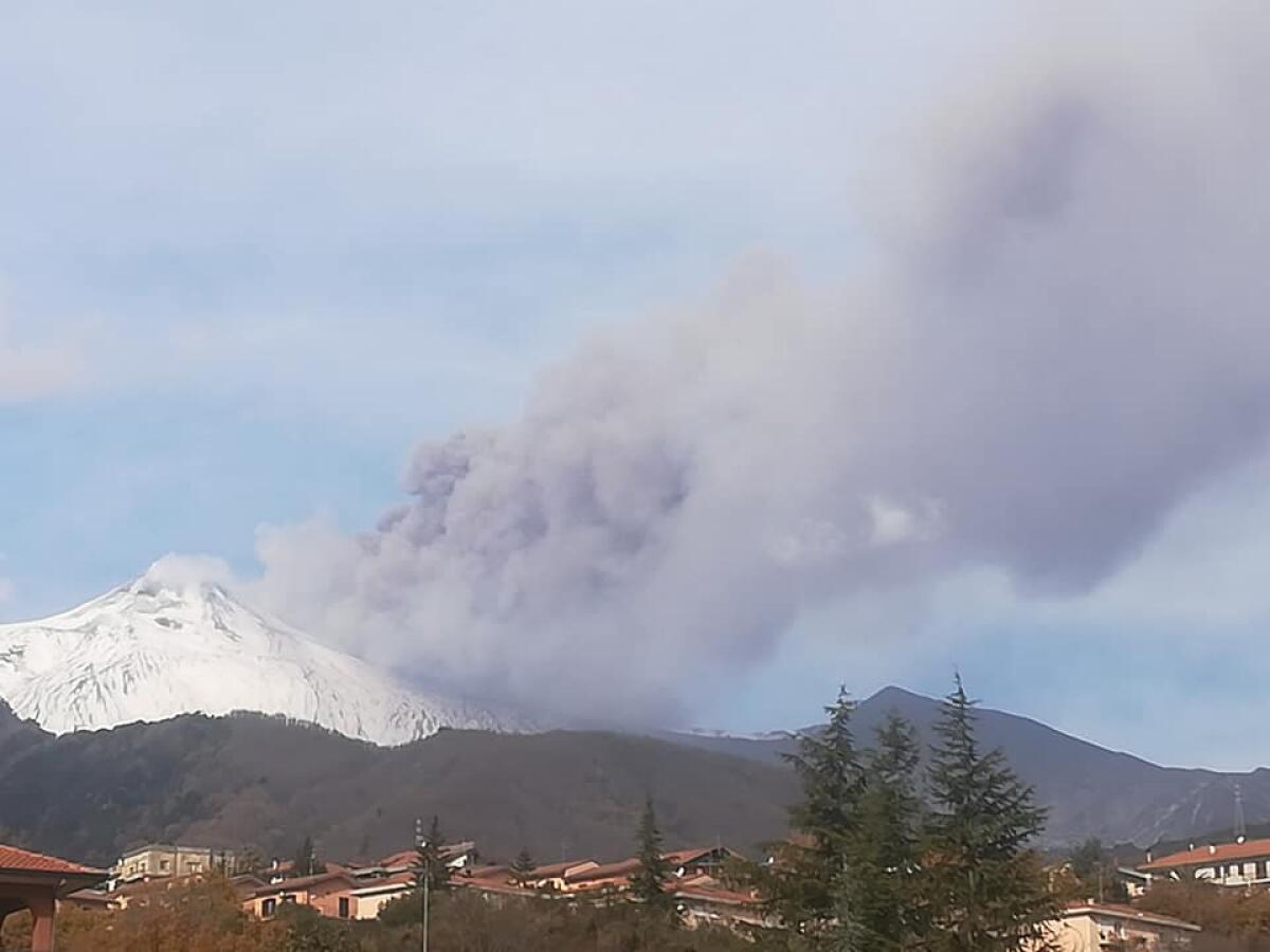 ETNA, IN ATTO INTENSA EMISSIONE DI CENERE VULCANICA - 