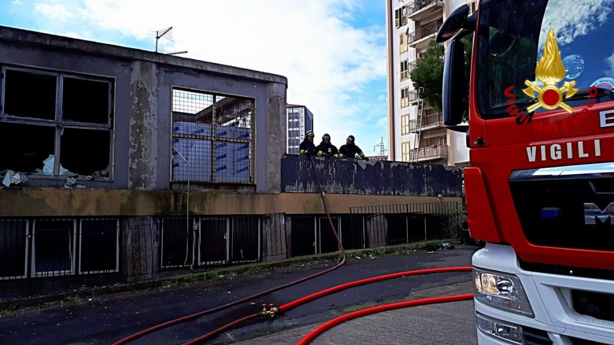 CATANIA: INCENDIO DI UN’ABITAZIONE, INTOSSICATI 3 BAMBINI E MORTO UN CANE - 