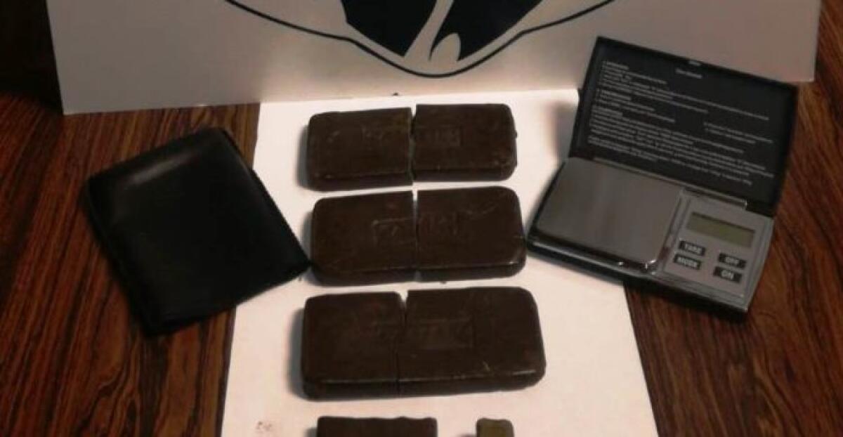 CATANIA: IMPIEGATO DI BANCA ARROTONDAVA SPACCIANDO HASHISH - 