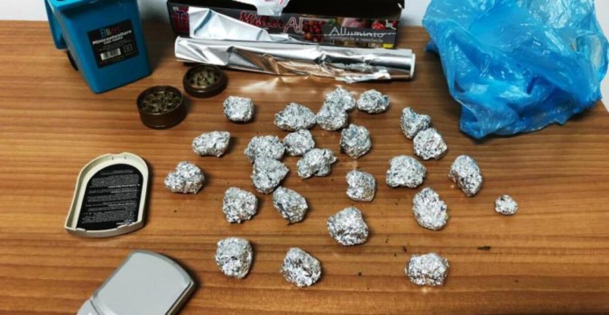 PATERNÒ: “SE ENTRATE IN CASA VI VENGO A CERCARE E VI SPARO”: I CARABINIERI ENTRANO E TROVANO LA DROGA - 