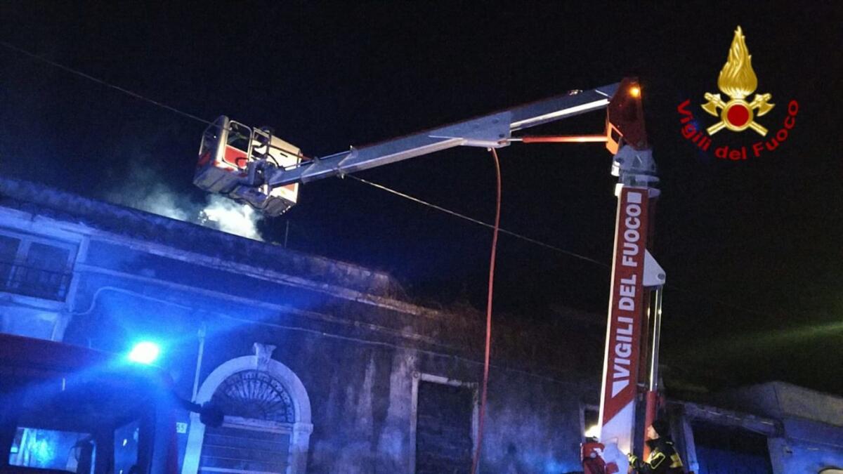 CATANIA: INCENDIO IN UNO STABILE,  SUL POSTO I VIGILI DEL FUOCO - 