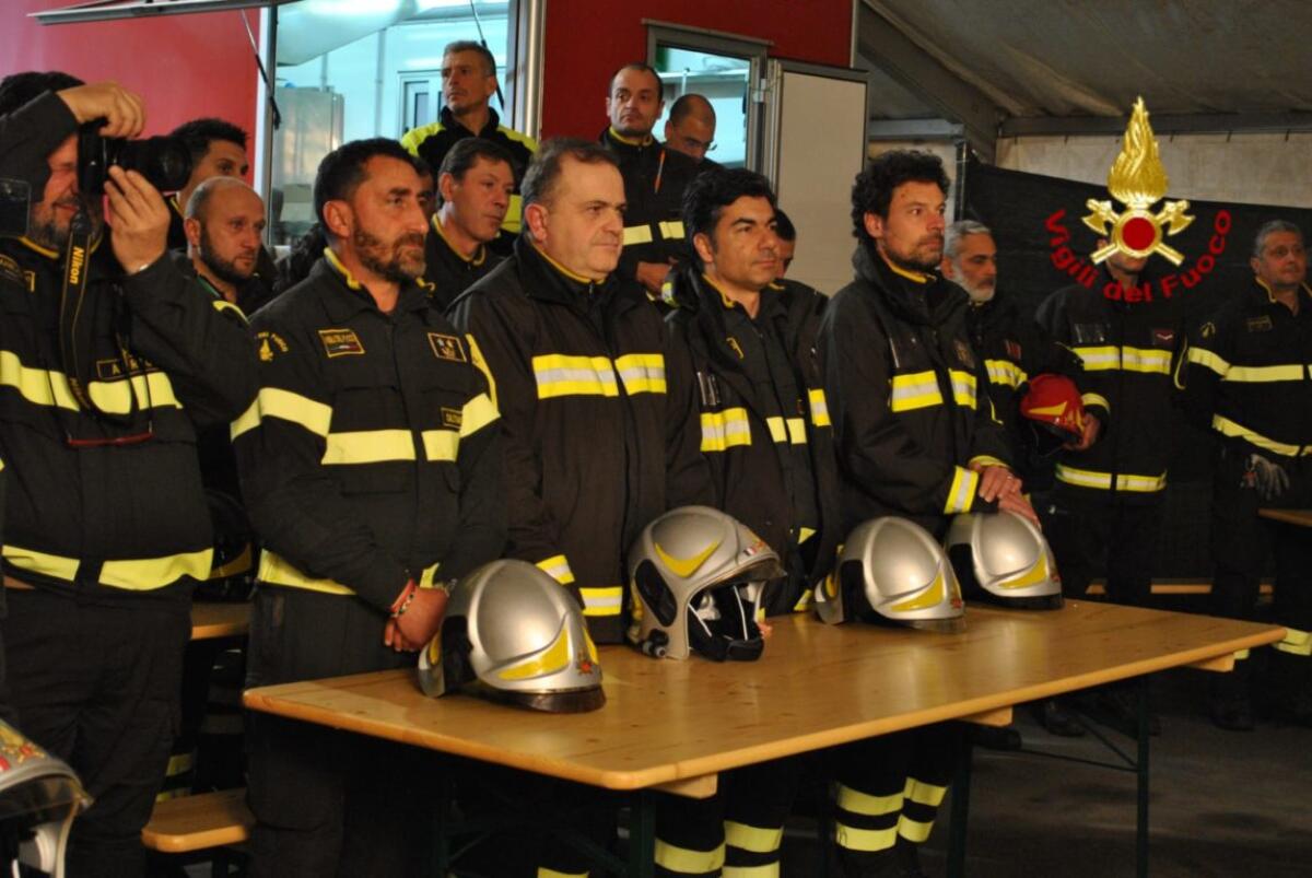 ACIREALE: IL VESCOVO RASPANTI IN VISITA AL CAMPO BASE DEI VIGILI DEL FUOCO - 