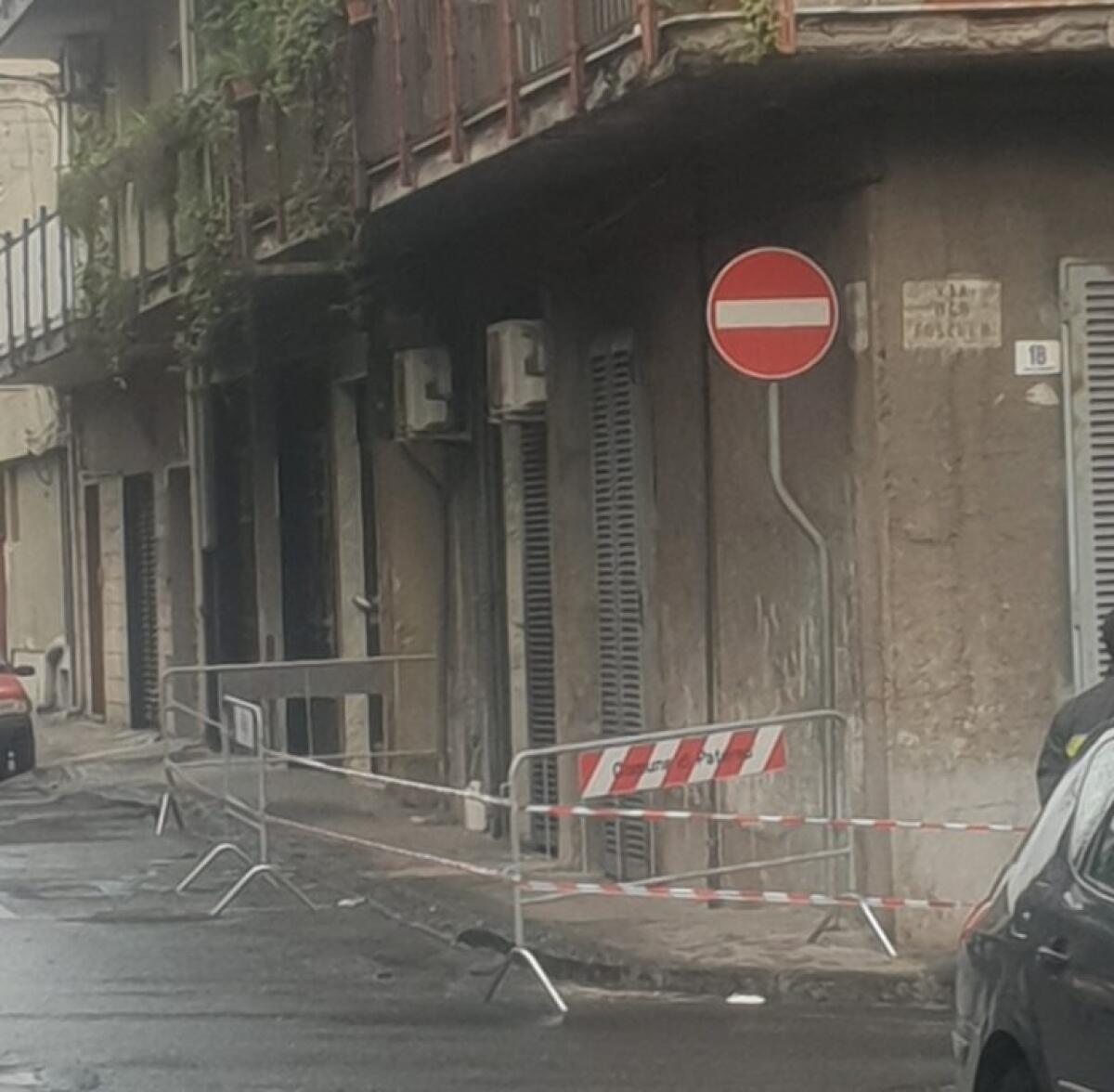 PATERNÒ: Calcinacci si staccano da un balcone. Intervento dei Vigili del fuoco - 