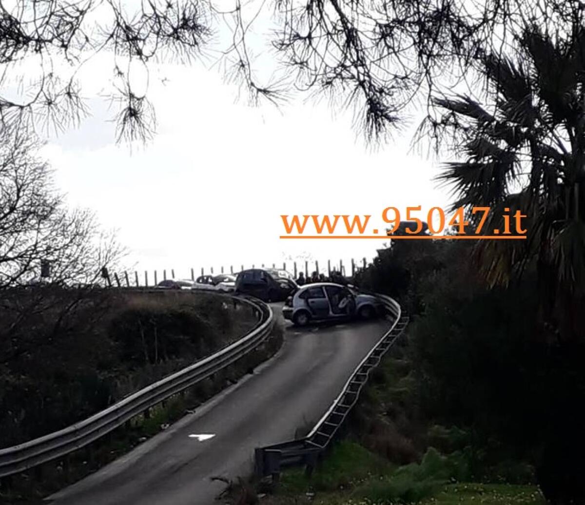 INCIDENTE ALL' INGRESSO DI PATERNÒ, AUTO CONTRO IL GUARD RAIL - 
