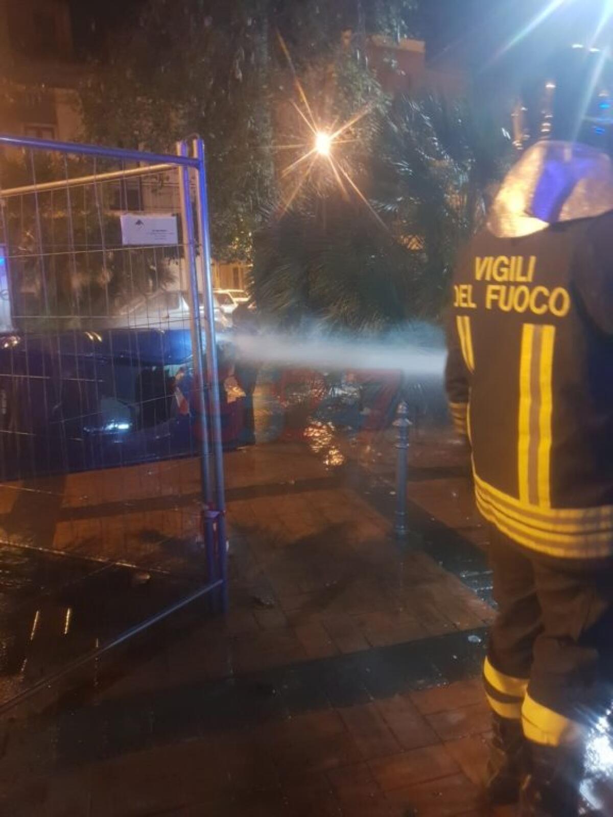PATERNO': ENNESIMO INCENDIO DOLOSO, A FUOCO UN BAGNO CHIMICO - 