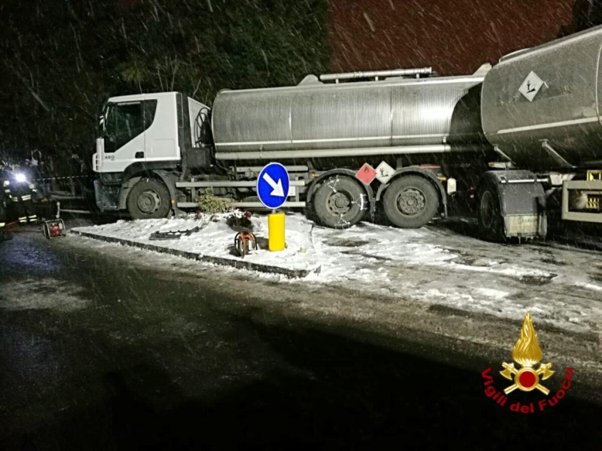 BRONTE: CISTERNA DI BENZINA, SBANDA SUL MANTO STRADALE GHIACCIATO - 