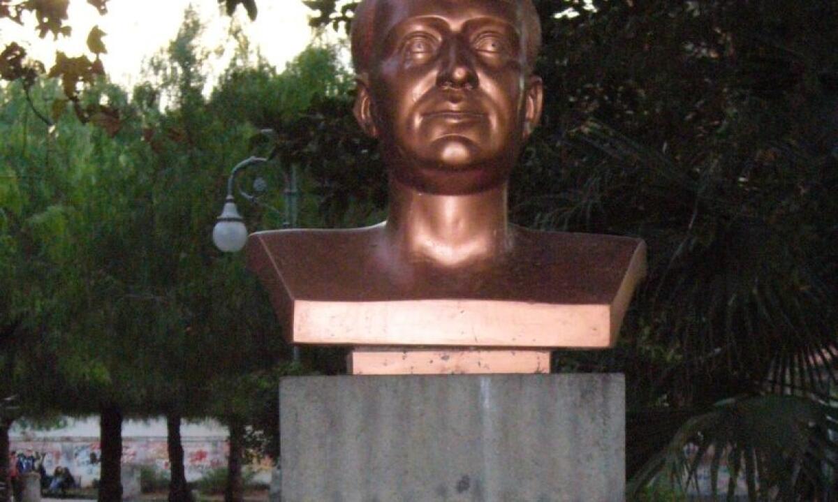 ADRANO: Vandalizzato busto docente antifascista, la nuora: “Atto infame e di sfregio” - 