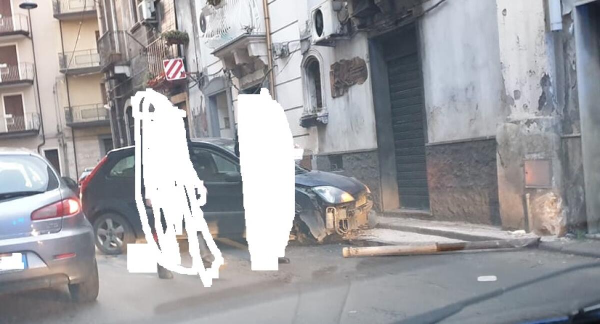 PATERNO': INCIDENTE IN VIA NAZARIO SAURO, AUTO FINISCE CONTRO IL MURO - 