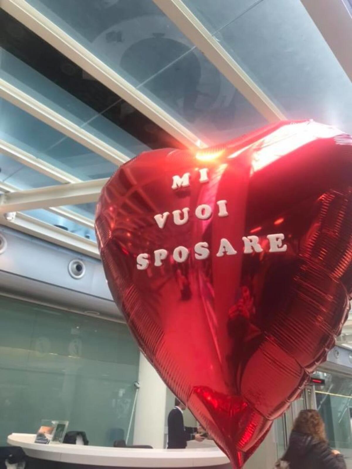 CATANIA: LE CHIEDE DI SPOSARLO IN AEROPORTO: LEI RIFIUTA E SCAPPA VIA - VIDEO - 