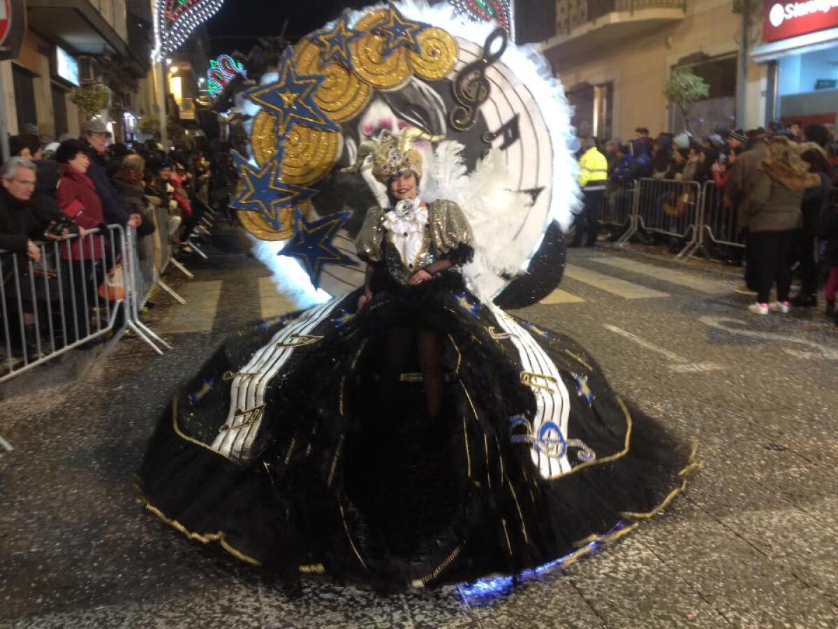 IL CARNEVALE DI ACIREALE PUBBLICIZZATO CON I COSTUMI DEL CARNEVALE DI MISTERBIANCO - 