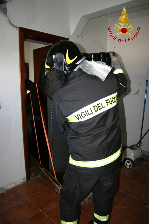 TERREMOTO, VIGILI DEL FUOCO RECUPERANO PIANOFORTE E LIBRI