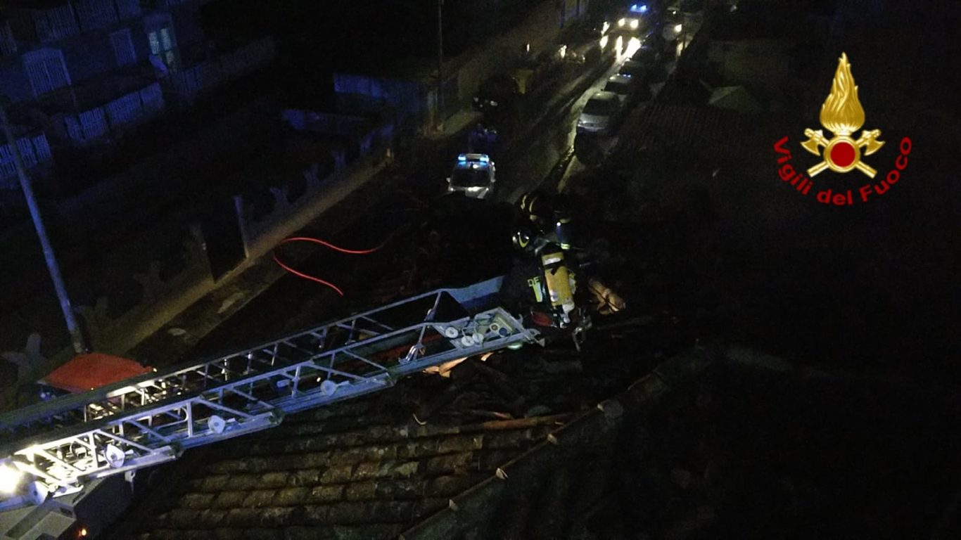 CATANIA: INCENDIO IN UNO STABILE,  SUL POSTO I VIGILI DEL FUOCO