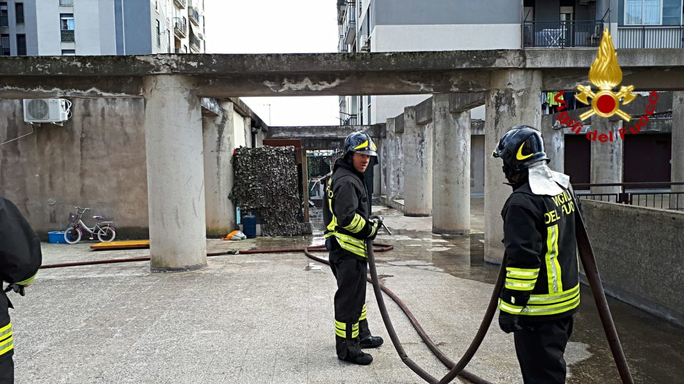 CATANIA: INCENDIO DI UN’ABITAZIONE, INTOSSICATI 3 BAMBINI E MORTO UN CANE