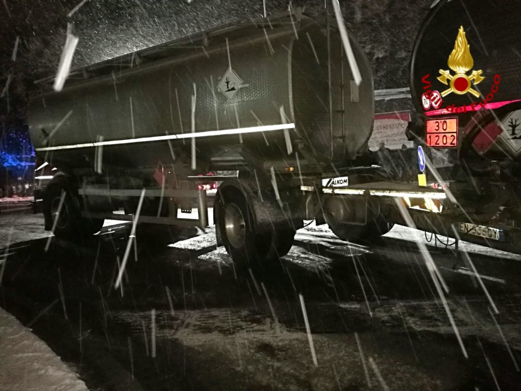 BRONTE: CISTERNA DI BENZINA, SBANDA SUL MANTO STRADALE GHIACCIATO