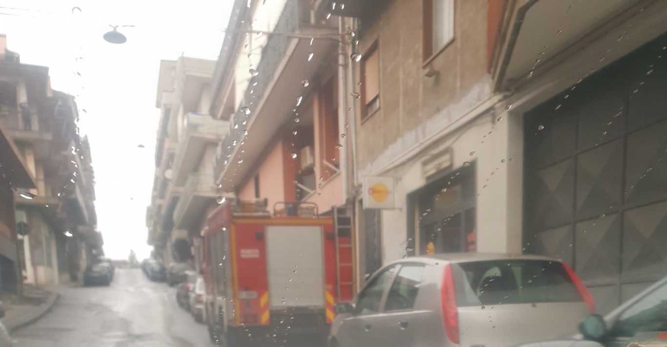 PATERNÒ: Calcinacci si staccano da un balcone. Intervento dei Vigili del fuoco