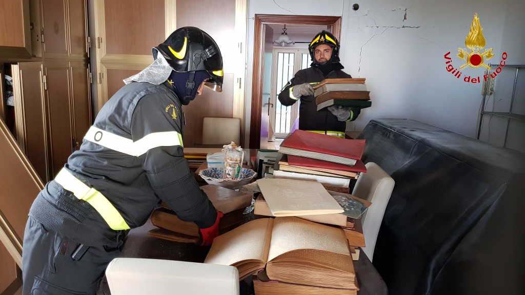 TERREMOTO, VIGILI DEL FUOCO RECUPERANO PIANOFORTE E LIBRI