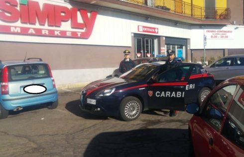 MASCALUCIA: Presi con le armi in pugno mentre rapinano un supermercato