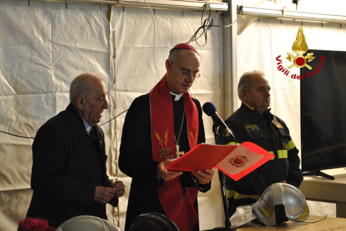 ACIREALE: IL VESCOVO RASPANTI IN VISITA AL CAMPO BASE DEI VIGILI DEL FUOCO