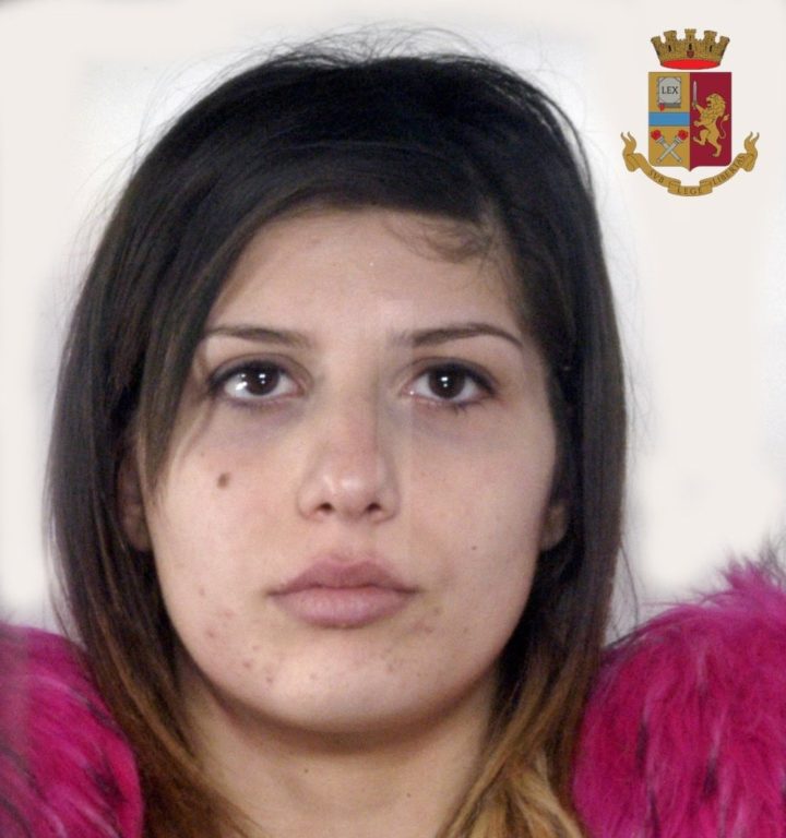 BIANCAVILLA: IN CASA LA COCAINA PRONTA PER LO SPACCIO E UN FUCILE CON MATRICOLA ABRASA, ARRESTATA COPPIA DI CONVIVENTI