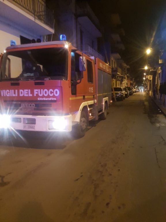 PATERNO': 93ENNE NON RISPONDE AL FIGLIO, INTERVENGONO I VVF, MA TUTTO OK