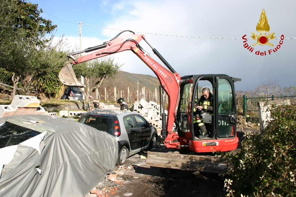 VIGILI DEL FUOCO A FLERI PER LIBERARE AUTO INTRAPPOLATE